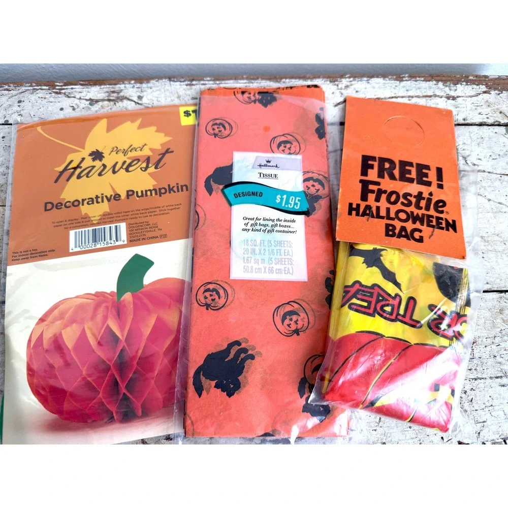 Perfect Harvest Decorative‎ Pumpkin Tissue Paper & Frostie Halloween Bag Set